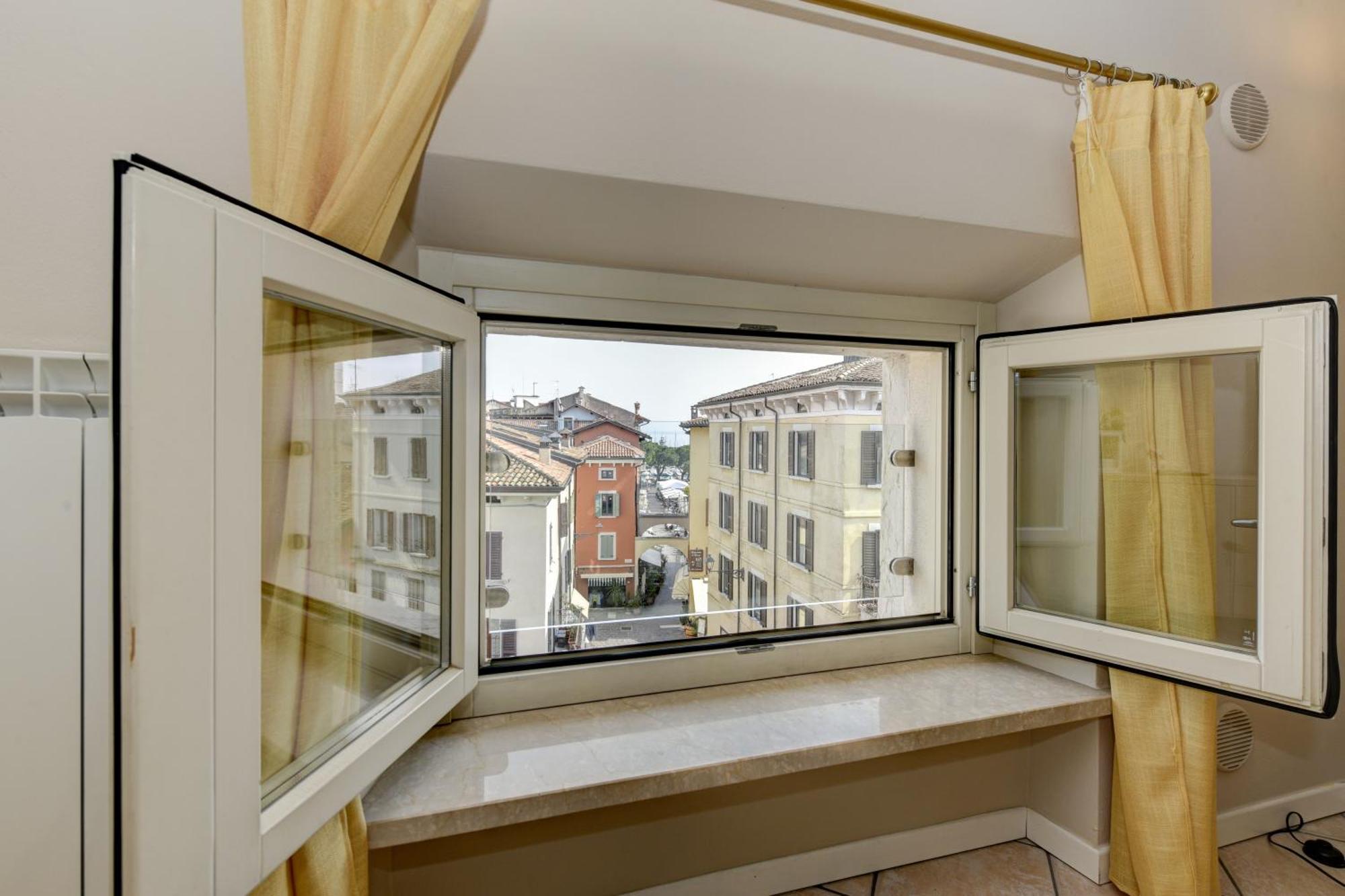 Flowers Apartments Desenzano del Garda Exterior photo