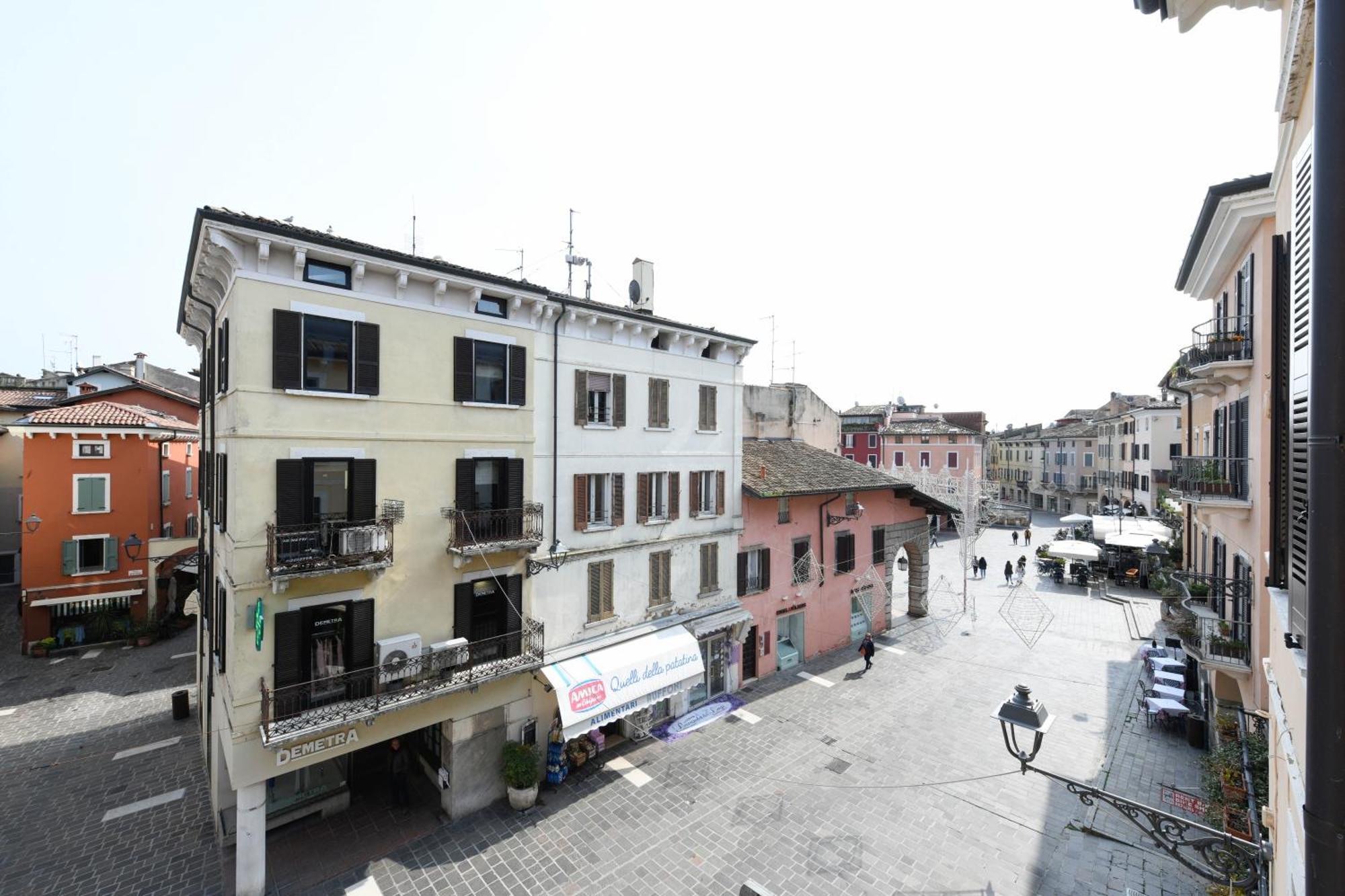 Flowers Apartments Desenzano del Garda Exterior photo
